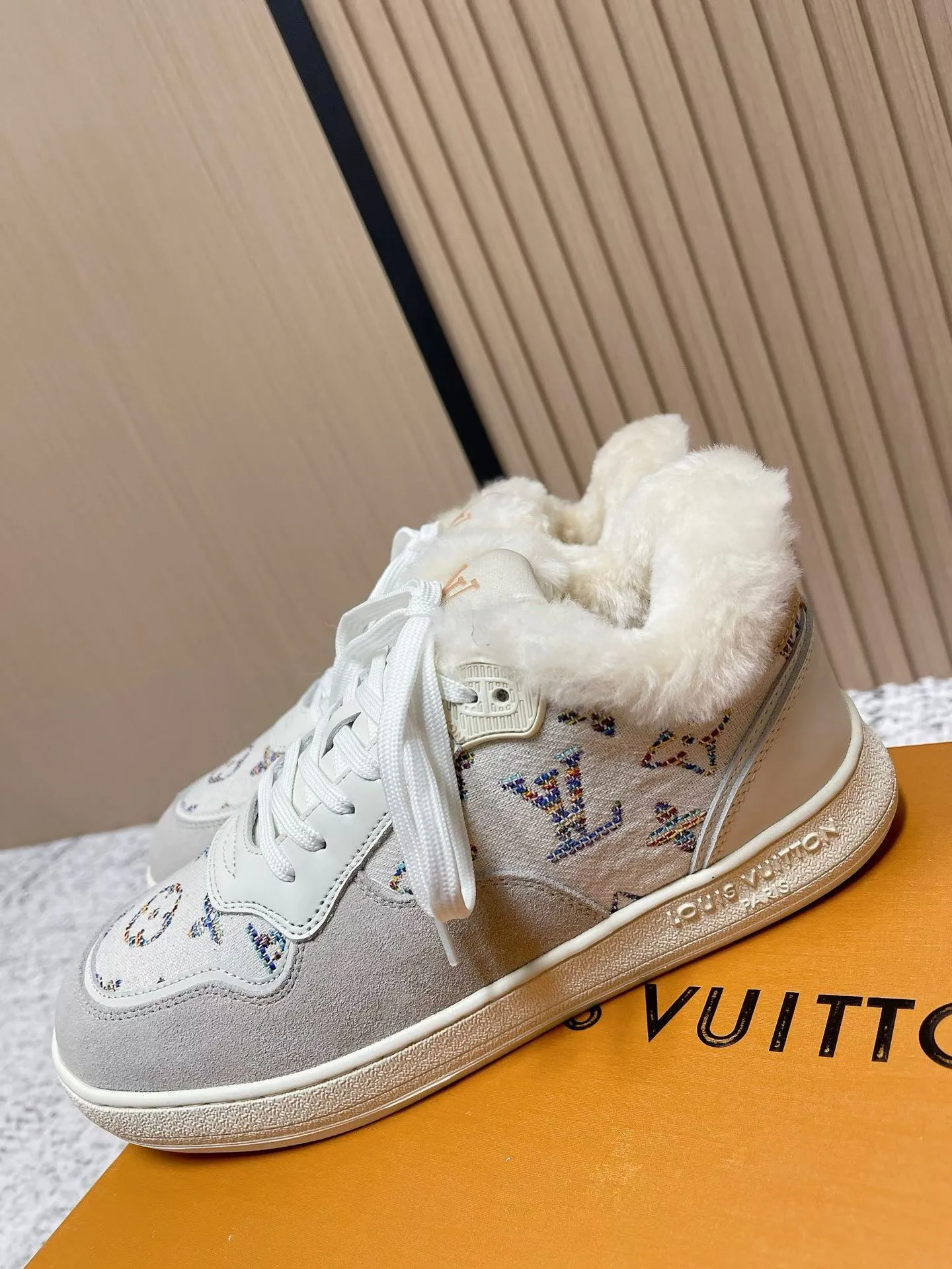 Men's shoes pP700! Top version Louis Vuiton Louis Vuitton sneakers casual shoes wool style‼ ️ LV Trainer sneakers are a classic idea inspired by retro basketball shoes by designer Virgil Abloh. This time, they are spliced ​​with smooth cow leather and Monogram embossed grained cow leather, and are embellished with Monogram flowers on the rubber outsole, reflecting a striking jump in one color! Fabric: Original imported first-layer cowhide Lining: Warm wool lining Bottom thickness: about 3cm Size: 35-41